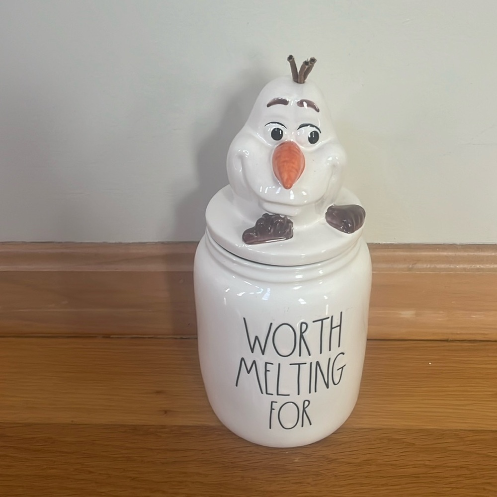 Nwt Rae Dunn worth melting for Olaf canister .